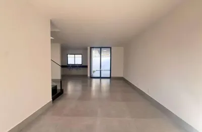 Linda casa em condomínio fechado! casa nova com acabamento de primeira!