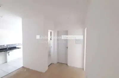 Apartamento no térreo com quintal, contendo dois acessos para o quintal e 02 dormitórios