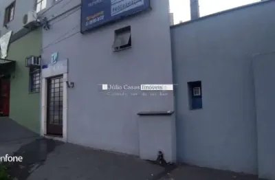 Um único prédio com apartamento mais salão comercial à venda no centro