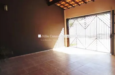 Casa espaçosa com 3quartos em excelente localização. próximo a mercado, escola, faculdade, comercios em geral. ideal para república de estudantes
