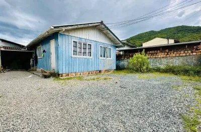 Venda: terreno com casa de madeira e 3 kitnets - fazenda - itajaí/sc