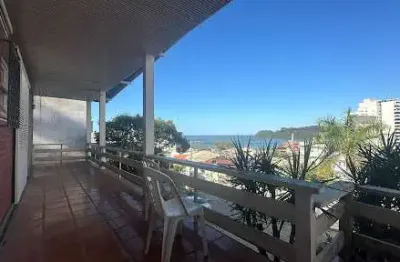 Venda: excelente casa com vista deslumbrante para o mar de cabeçudas em itajaí/sc