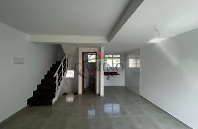Sobrado Triplex à venda com 2 suítes, 90 m², no Vila Ligya, Guarujá/SP.
