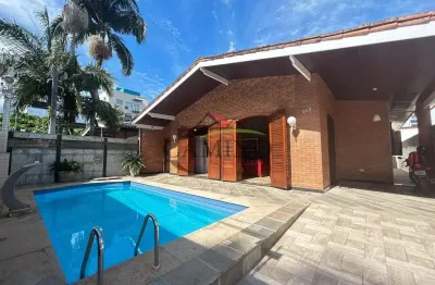 Casa a venda na enseada a 150 mts da praia, 03 dormitórios