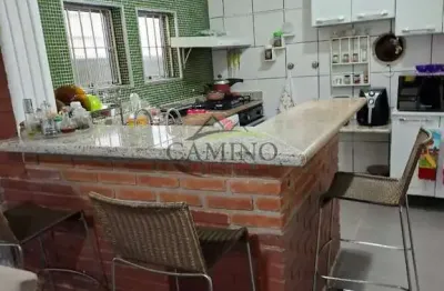 Casa independente, 4 dormitórios sendo 3 suites, pronta para morar, localizada no bairro Morrinhos, no Guarujá.