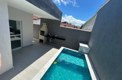 Casa à venda em jardim regina, a 500m da praia! confira esta oportunidade única com área gourmet, piscina e churrasqueira.