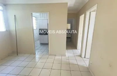 Apartamento na praia de itanhaém, 2 quartos, sala, cozinha e banheiro.