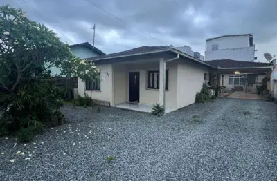 Casa com 3 quartos, 1 suíte e 2 vagas de garagem à venda em joinville-sc, morro do meio