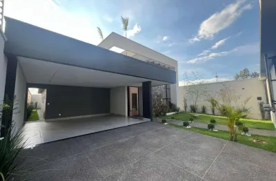 Casa térrea com 4 suítes, armários, escritório e piscina