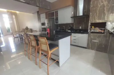 Casa Térrea de Alto Padrão – Piscina Privativa e Localização Imbatível!