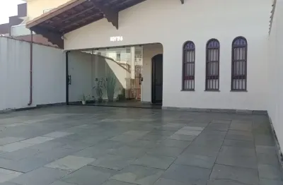 Casa 3 dormitórios  na avenida comercial e próximo da praia