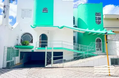 Ponto comercial com 8 salas para alugar na Rua Doutor Pereira de Mattos, 50, Centro, Caçapava