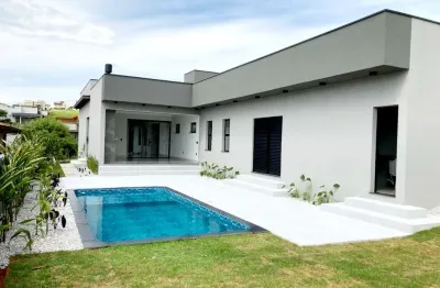 Casa térrea com três suites e piscina aquecida no condomínio flamboyant