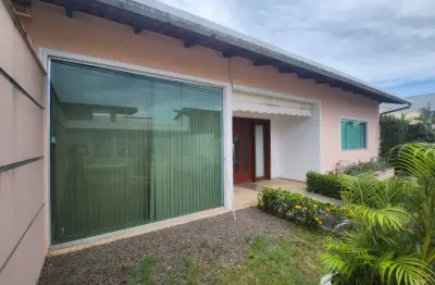 Casa térrea no ponta negra 2 no início do condomínio – climatizada, 3 suítes – 600m²