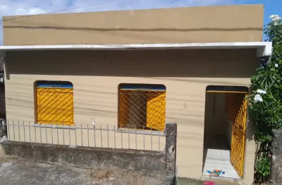 Casa em petrópolis com terreno grande (aluguel e venda) - com sala, 2 quartos, banheiro e cozinha