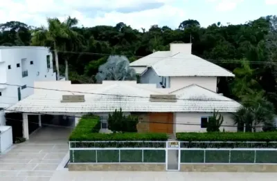Cond. club de campo – ponta negra – 3 suítes sendo, sala de cinema- 3.000m² de terreno e 459m² construída.