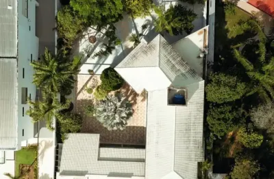 Cond. club de campo – ponta negra – 3 suítes sendo, sala de cinema- 3.000m² de terreno e 459m² construída.
