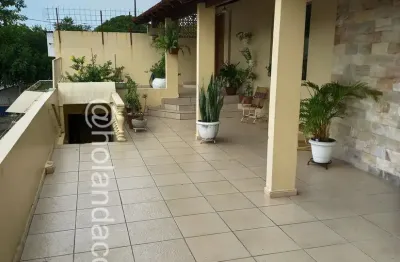 Alugo casa com 5 quartos sendo 3 suites linda e espaçosa próximo ao csu