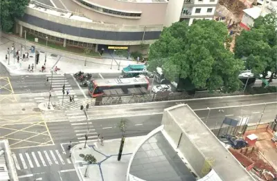 Cobertura penthouse com terraço amplo e vista privilegiada – em frente ao metrô!