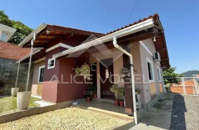 Casa residencial com 1 suíte e 2 dormitórios, amplo terreno com 425 m², espaço para pets