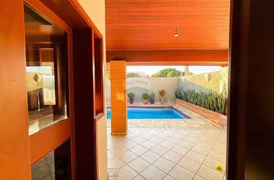 Casa para venda em centro de 214.00m² com 3 quartos, 1 suite e 3 garagens