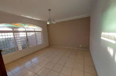 Casa para alugar em jardim maria izabel de 243.00m² com 3 quartos, 1 suite e 5 garagens