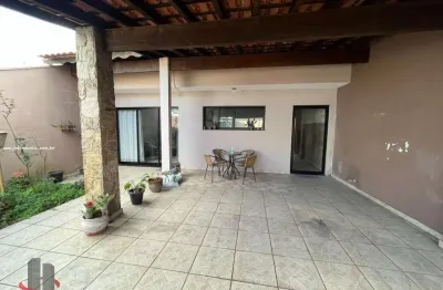 Casa para venda em centro de 180.00m² com 3 quartos, 1 suite e 2 garagens