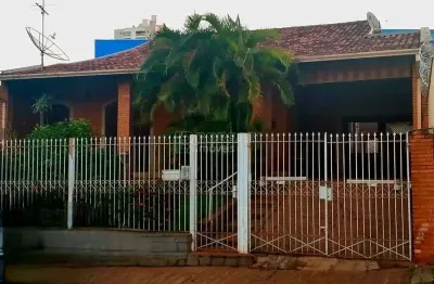 Casa para alugar em centro de 197.00m² com 3 quartos, 1 suite e 2 garagens