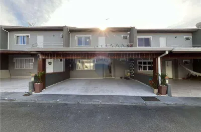 Sobrado para alugar em xaxim de 83.00m² com 3 quartos, 1 suite e 2 garagens