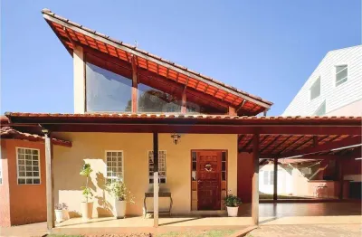 Casa para venda em centro de 235.00m² com 4 quartos, 1 suite e 3 garagens