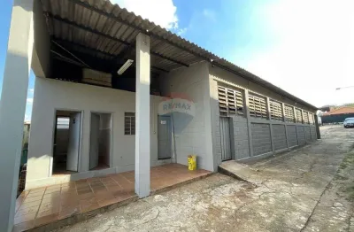 Galpão / depósito / armazém para alugar em centro de 245.00m² com 4 garagens