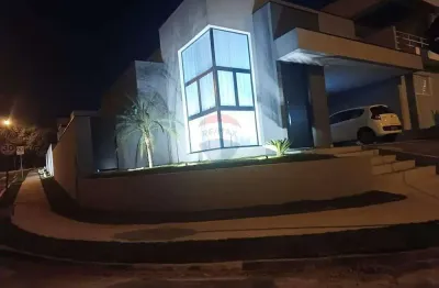Casa de condomínio para alugar em aparecidinha de 185.00m² com 3 quartos, 3 suites e 4 garagens