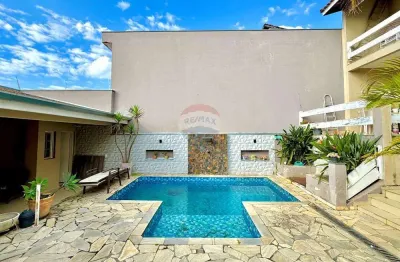 Sobrado para venda em centro de 370.00m² com 3 quartos, 1 suite e 4 garagens