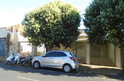 Casa para alugar em vila santa cruz de 220.00m² com 3 quartos, 1 suite e 2 garagens