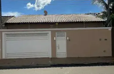 Casa para venda em centro de 180.00m² com 3 quartos e 2 garagens