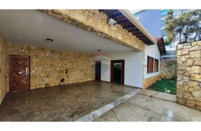 Casa para alugar em castelo de 430.00m² com 4 quartos, 2 suites e 2 garagens