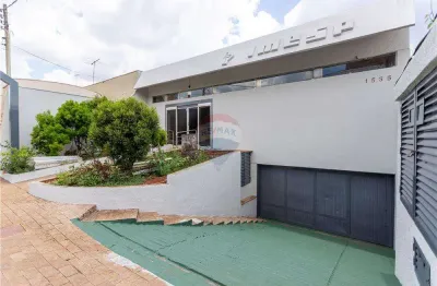 Prédio comercial para venda em centro de 1078.00m² com 15 quartos e 9 garagens