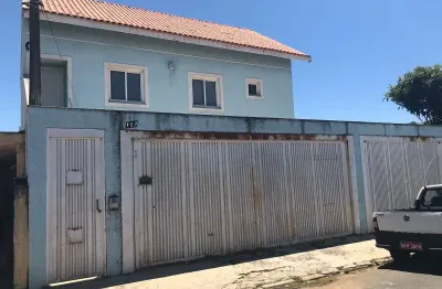 Casa para venda em Jardim Samambaia de 180.00m² com 2 Quartos, 2 Suites e 2 Garagens