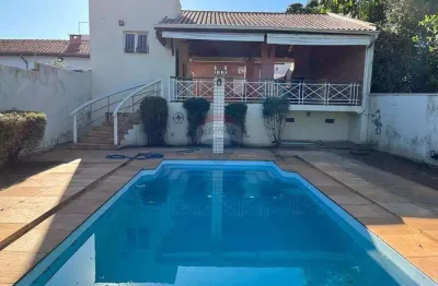 Casa para alugar em Centro de 278.00m² com 3 Quartos, 1 Suite e 4 Garagens