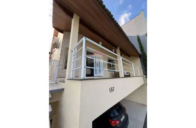 Sobrado para alugar em Parque Residencial Itapeti de 300.00m² com 3 Quartos, 2 Suites e 4 Garagens