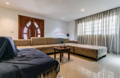Casa para venda em Vila Júlia de 420.00m² com 4 Quartos, 3 Suites e 8 Garagens