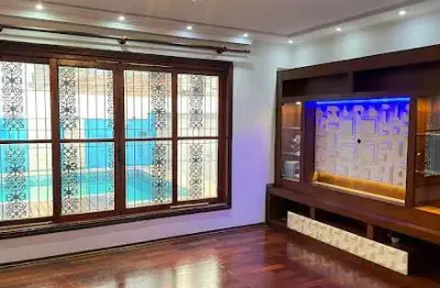 Casa para alugar em Vila Joana de 184.00m² com 4 Quartos, 1 Suite e 4 Garagens