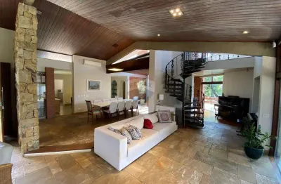 Casa para venda em Jardim Eltonville de 662.00m² com 3 Quartos, 3 Suites e 4 Garagens