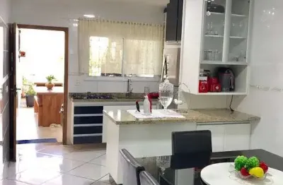 Sobrado para venda em Centro de 140.00m² com 3 Quartos, 1 Suite e 2 Garagens