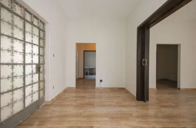 Casa para alugar em Centro de 185.00m² com 4 Quartos e 4 Garagens