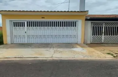 Casa para alugar em Vila Brasília de 120.00m² com 3 Quartos, 1 Suite e 2 Garagens