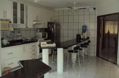 Casa para venda em Campo Limpo de 150.00m² com 3 Quartos, 1 Suite e 2 Garagens