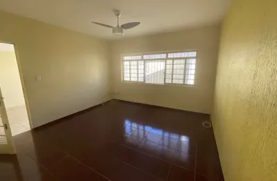 Casa para venda em Vila Bianchi de 165.00m² com 3 Quartos e 4 Garagens
