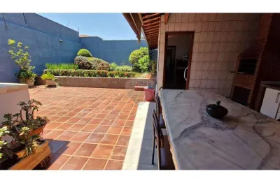 Casa para venda em Centro de 252.00m² com 5 Quartos, 2 Suites e 5 Garagens