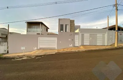 Casa para venda em Jardim Regina de 280.00m² com 3 Quartos, 1 Suite e 6 Garagens